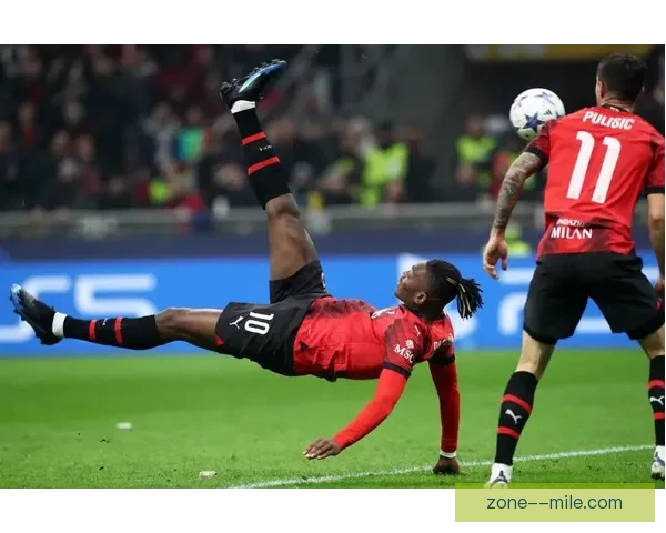 拉斐尔莱奥倒钩破门震撼圣西罗助AC米兰逆袭巴黎圣日耳曼晋级欧冠